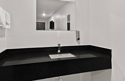 Palestine Hotel | Rodeway Inn