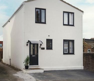 Maidstone Apartment | Rofennie Suite -Luxury ensuite room!