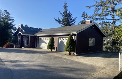 Gold Beach House | Rogue River water front with Hot Tub and fenced yard