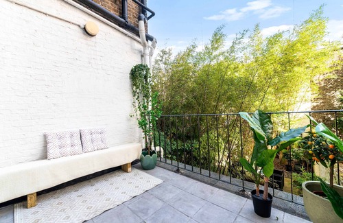South Kensington Apartment | Roland Gardens (ROL382)