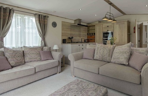 Newton Saint Cyres Ski Chalet | Rolling Hills Splash Escape -Swimming Pool-Fishing Nearby