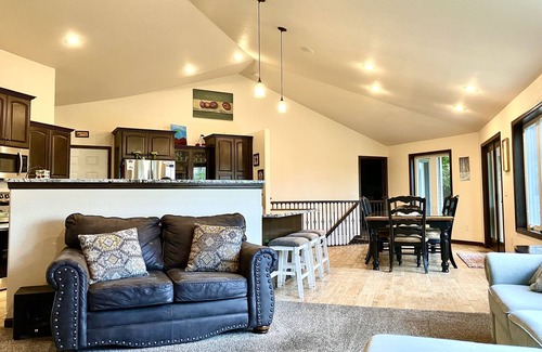 Manitowoc House | Rolling Hills Retreat ~King Bed,Hot Tub, Pool Table,Themed Movie Room,Woods view