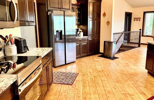 Manitowoc House | Rolling Hills Retreat ~King Bed,Hot Tub, Pool Table,Themed Movie Room,Woods view