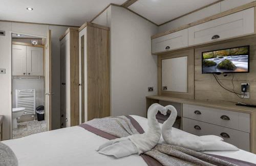 Newton Saint Cyres Ski Chalet | Rolling Hills Splash Escape - Heated Communal Swimming Pool & Fishing Nearby