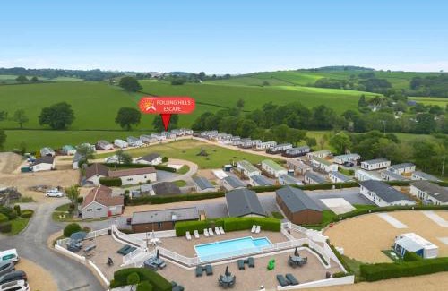 Newton Saint Cyres Ski Chalet | Rolling Hills Splash Escape - Heated Communal Swimming Pool & Fishing Nearby