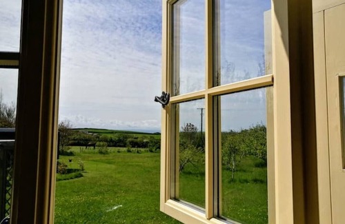 Bude Cabin | Romantic Apple Tree Shepherd's Hut with optional hot tub and shared EV charger.