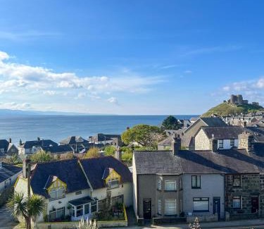 Criccieth Apartment | Romantic Chapel Retreat in Snowdonia - Sea Views & Serenity