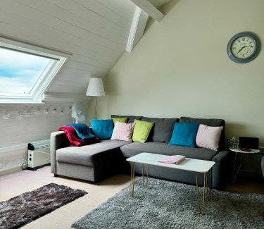 Criccieth Apartment | Romantic Chapel Retreat in Snowdonia - Sea Views & Serenity