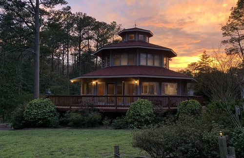Reedville House | Romantic Chesapeake Bay Lighthouse-Style House Getaway