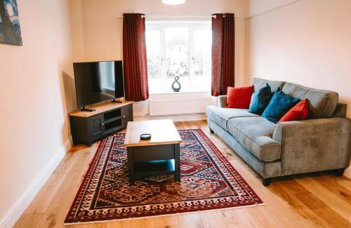 Bromham House | Romantic Country Cottage with Private Hot Tub