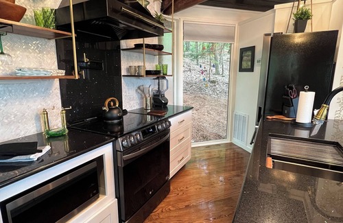 Big Canoe Cabin | Romantic Couples Cabin in Big Canoe, Lake & Mountain View, Hot Tub, Gas Logs