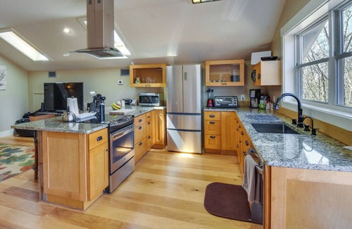 Central Apartment | Romantic, Cozy Loft w/Yard, 5 Miles to Clemson