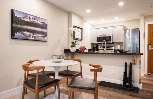 Upper Village Condo | Romantic Fall Strolls-Walkable|3HotTubs BBQ Pool Netflix|TheSuiteLife|The Aspens