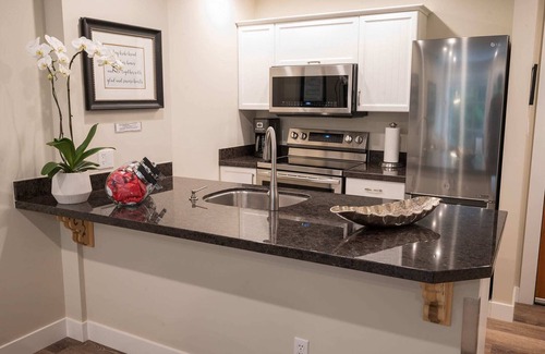 Upper Village Condo | Romantic Fall Strolls-Walkable|3HotTubs BBQ Pool Netflix|TheSuiteLife|The Aspens