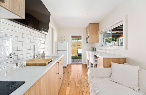 Stanwell Tops Apartment | Romantic Garden View 1 bed Apartment with Ocean Views @ Stanwell Tops
