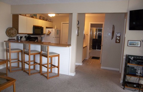 Lake Ozark Condo | Romantic Get-Away! Close to Water's Edge! Smaller Complex! King Bed!