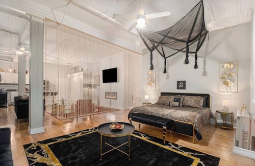Detroit Apartment | Romantic get away loft w/Swing bed & King bed