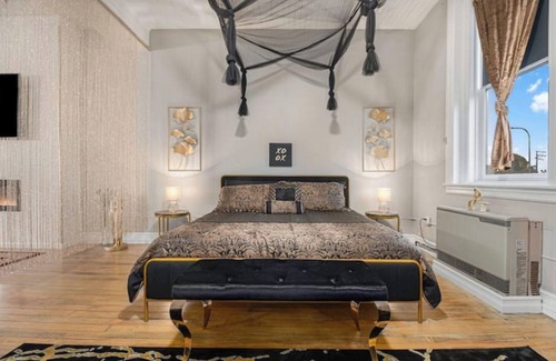 Detroit Apartment | Romantic get away loft w/Swing bed & King bed