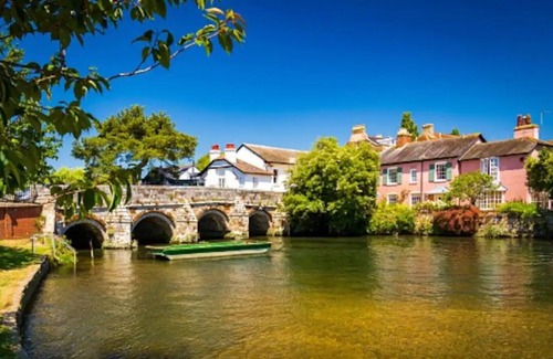 Christchurch Apartment | Romantic getaway, adjacent to river/golf course