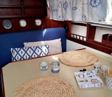Lapa Boat Rental | Romantic getaway on a sailboat in the Tagus