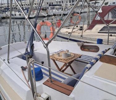 Lapa Boat Rental | Romantic getaway on a sailboat in the Tagus