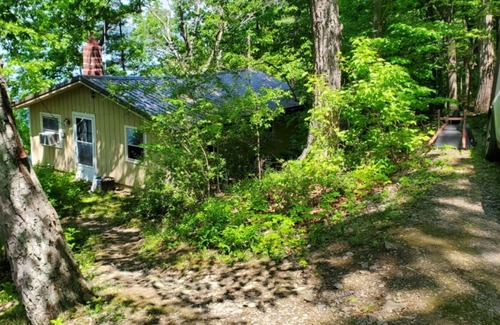 Burdett Cabin | Romantic getaway or family/friend vacation with private beach!