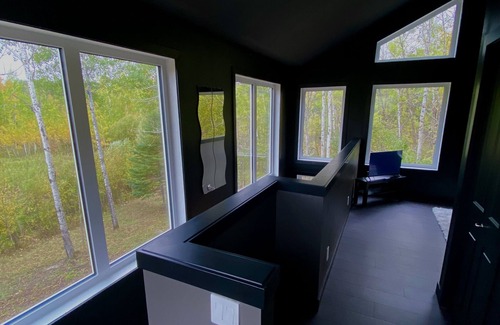 Lac du Bonnet Cabin | Romantic Getaway, Tiny High-Rise Cabin