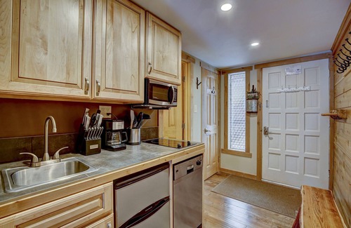 Four O'Clock Condo | Romantic King Bed Studio – Ski In, 200 Steps to Lift, Walk to Main Street