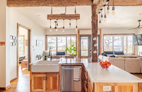 Flint Cabin | Romantic Lakefront Cabin 1BR Pvt Hot Tub & Dock