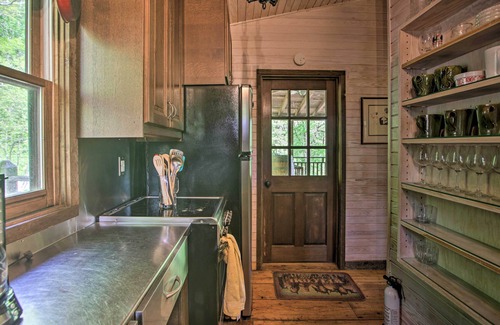 Faber Cottage | Romantic Log Cabin Escape on Delfosse Winery!