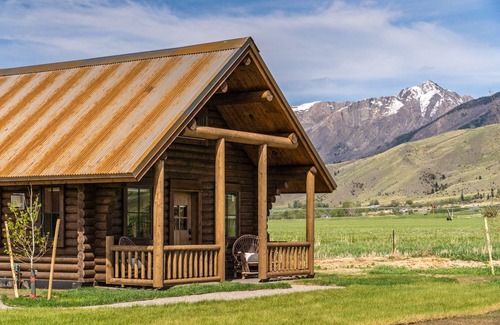 Livingston Cabin | Romantic Log Cabin in Paradise Valley, Montana