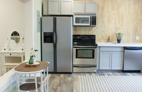 Buena Vista House | Romantic Private Space for Couple's Getaway w/Hot Tub