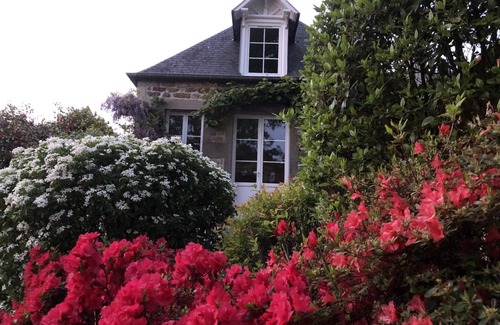 Ducey Cottage | Romantic retreat in Ducey with enclosed garden