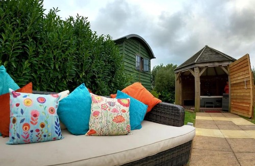 Camborne House | Romantic Retreat - Luxury Shepherds Hut + Hot Tub!