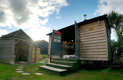 Camborne House | Romantic Retreat - Luxury Shepherds Hut + Hot Tub!