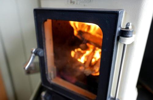 Camborne House | Romantic Retreat - Luxury Shepherds Hut + Hot Tub!