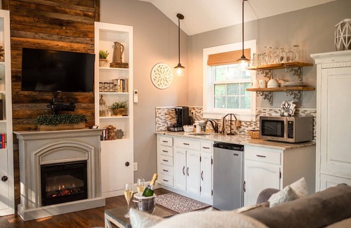 Blue Ridge Cottage | Romantic Shabby Chic Cottage on 5 acre property near wineries and Blue Ridge MTS