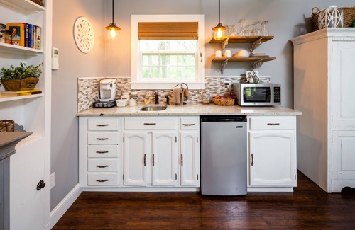 Blue Ridge Cottage | Romantic Shabby Chic Cottage on 5 acre property near wineries and Blue Ridge MTS