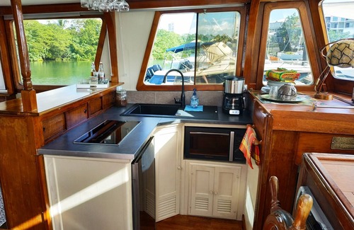 Le Gosier Boat Rental | Romantic stay on boat at pier