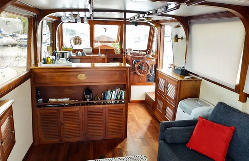 Le Gosier Boat Rental | Romantic stay on boat at pier