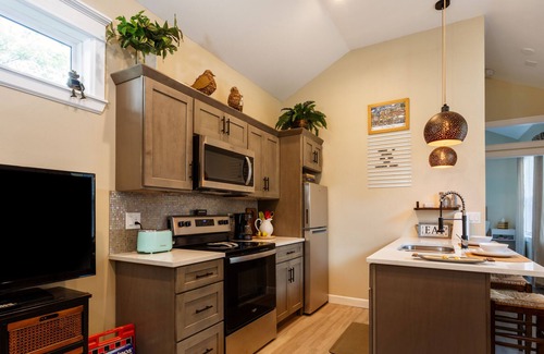 Lake Davis - Greenwood House | Romantic Tiny House near downtown attractions. 25 minutes to Disney!