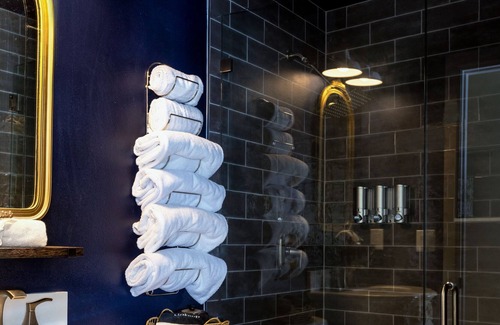 Lake Davis - Greenwood House | Romantic Tiny House near downtown attractions. 25 minutes to Disney!