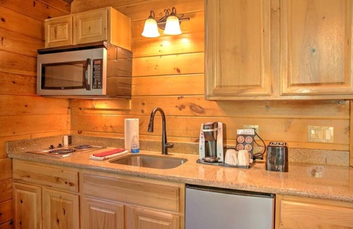 Millersburg Cabin | Romantic Treehouse Getaway with Treetop Views