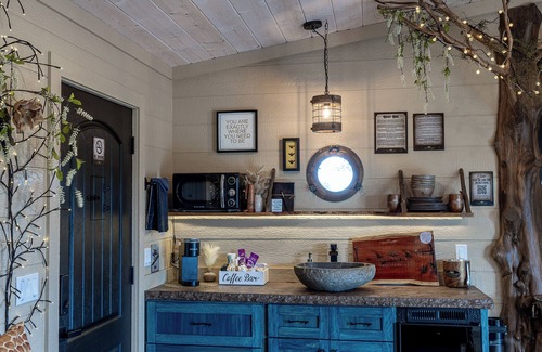 Sevierville Cabin | Romantic Treehouse + 2 Soaking Tubs + Mountain View