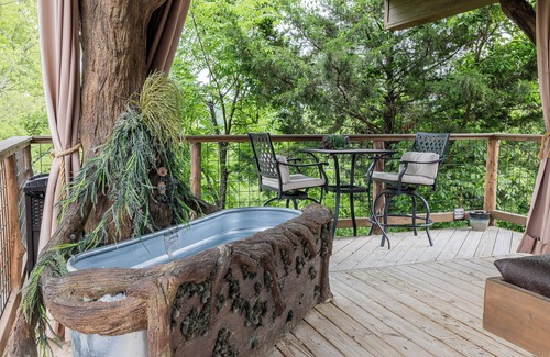 Sevierville Cabin | Romantic Treehouse + 2 Soaking Tubs + Mountain View