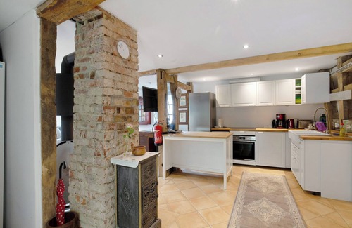 Niederauroff Apartment | Romantic vacation apartment 'Fachwerkhof' with Private Terrace, Garden and Wi-Fi