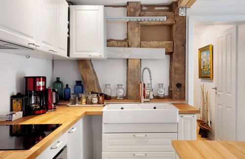 Niederauroff Apartment | Romantic vacation apartment 'Fachwerkhof' with Private Terrace, Garden and Wi-Fi