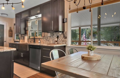 River Pines House | Romantic weekend getaway in the heart of wine country.