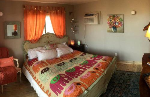 Yucca Valley House | Romantic Yucca Valley Cabin with Hot Tub
