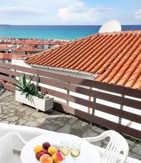 Polichrono Apartment | Rona Vista Suites cozy veranda